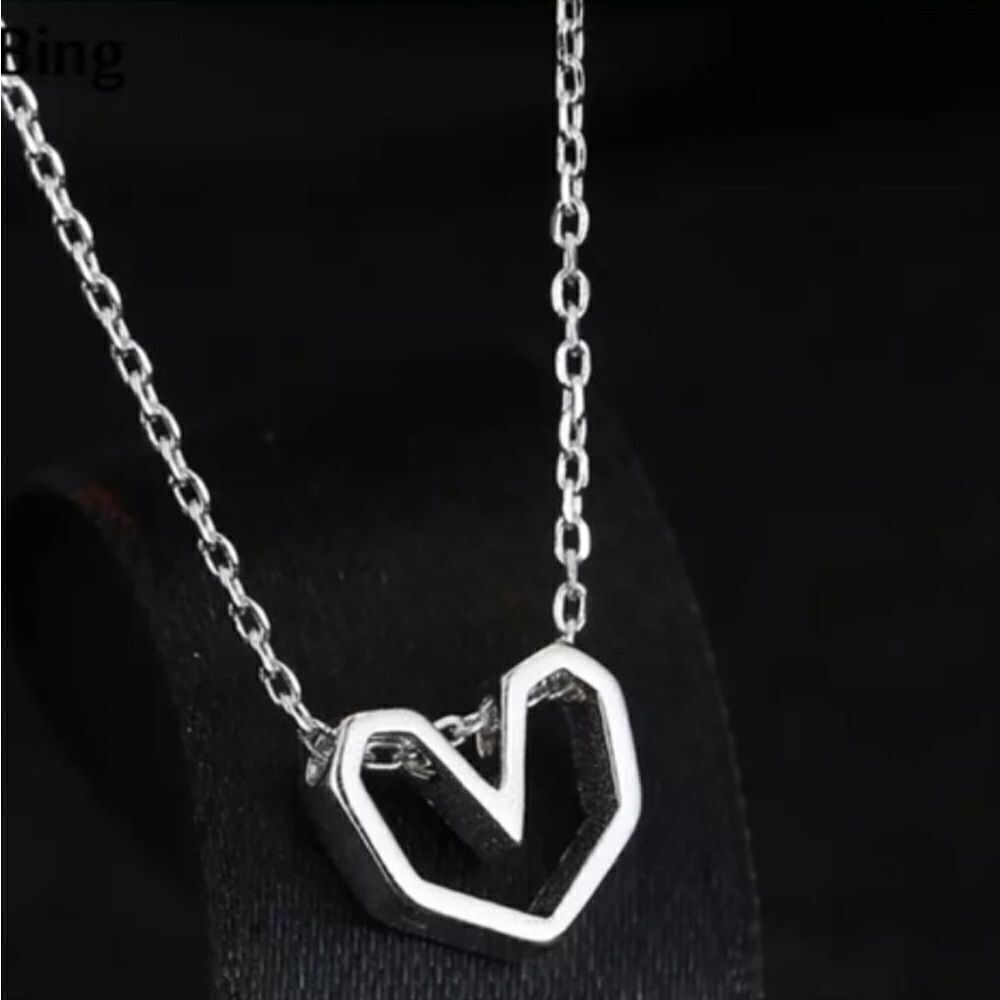 The Dainty Geo Heart pendant necklace in 925 silver